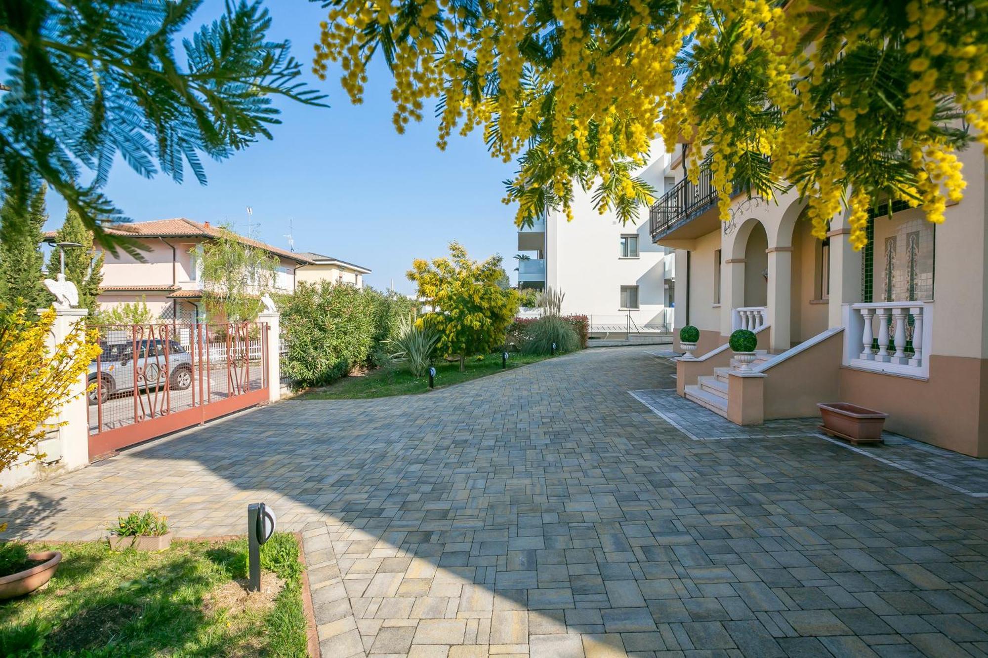 Villa Mimosa - Appartamento 2 - Happy Rentals Desenzano del Garda Ngoại thất bức ảnh